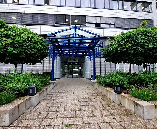 Eingang der Sozial- und Jugendhörde, Rathaus an der Alb.