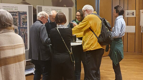 Diskussion vor Plakat