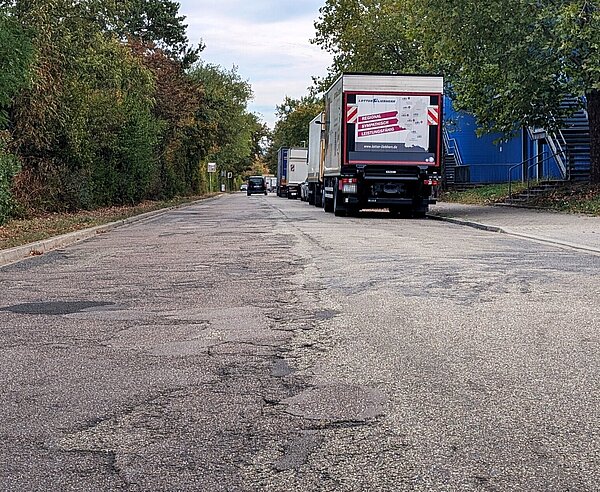 Die Fahrbahn in der Bannwaldallee steht zur Sanierung an.