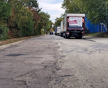Die Fahrbahn in der Bannwaldallee steht zur Sanierung an.