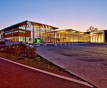 Die Außenansicht des Europabad Karlsruhe am frühen Abend.