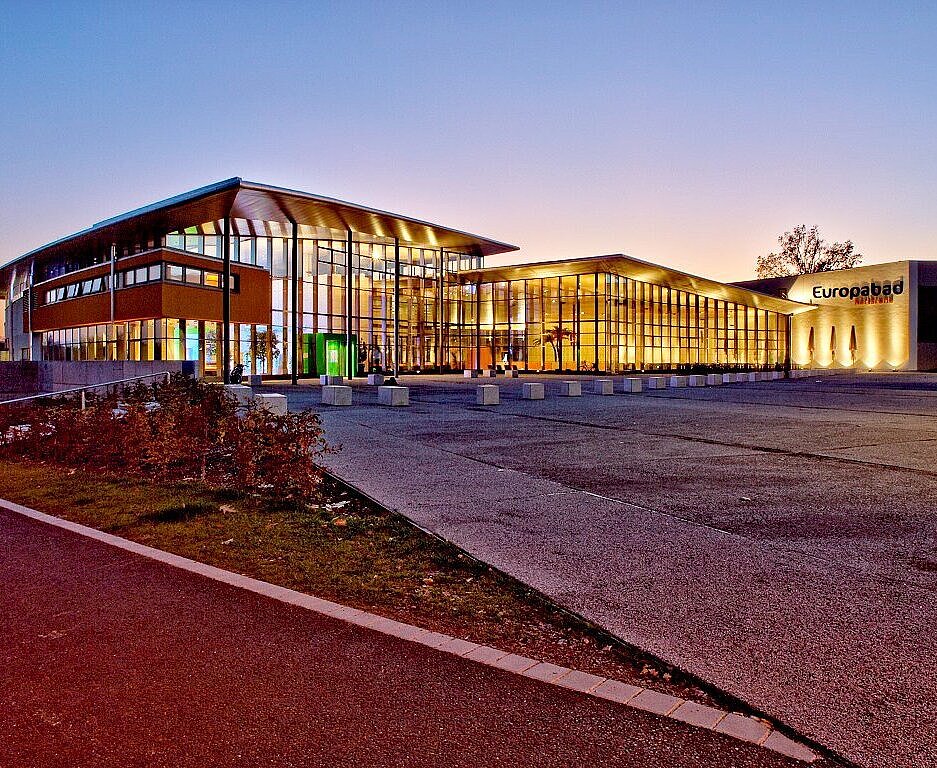 Die Außenansicht des Europabad Karlsruhe am frühen Abend.