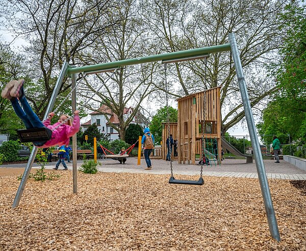Ein Kind schaukel auf dem neuen Spielplatz Hildapromenade. 
