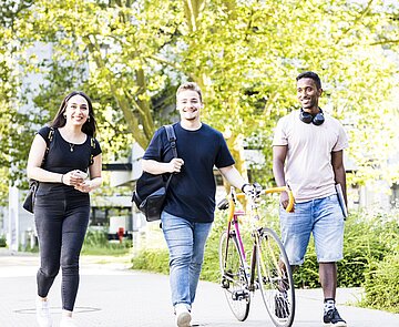 Studierende auf dem Campus