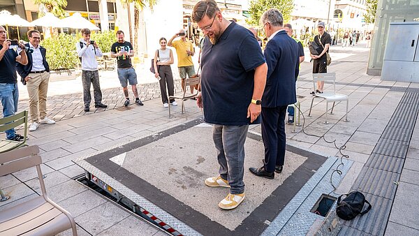 Bei einer "Sonderfahrt" testen Artur Budnik und Oberbürgermeister Dr. Frank Mentrup, ob genug Zeit bleibt, sich im Fall einer Öffnung von der Klappe herabzusteigen.