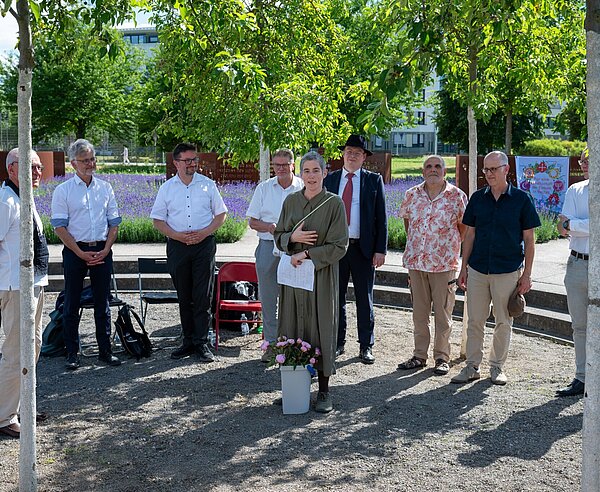 Antisemitismusbeauftragter Dr. Michael Blume (rechts neben OB Dr. Frank Mentrup), Vertretende der Religionsgemeinschaften und Oberbürgermeister Dr. Frank Mentrup bei einer Veranstaltung im Garten der Religionen