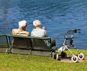 Senioren die auf einen See schauen