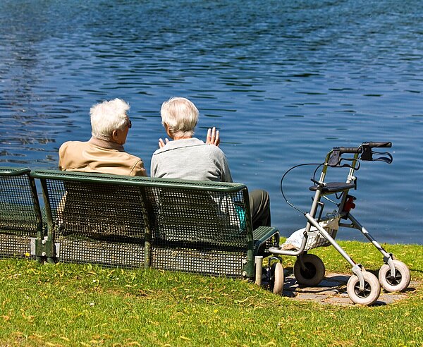 Senioren die auf einen See schauen