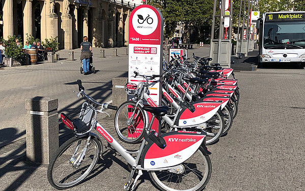 Das Foto zeigt eine KVV.nextbike Station am Karlsruher Hauptbahnhof.