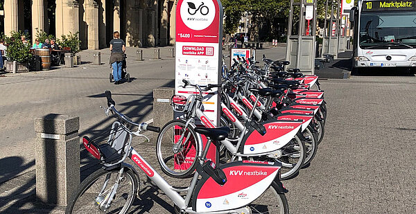 Das Foto zeigt eine KVV.nextbike Station am Karlsruher Hauptbahnhof.