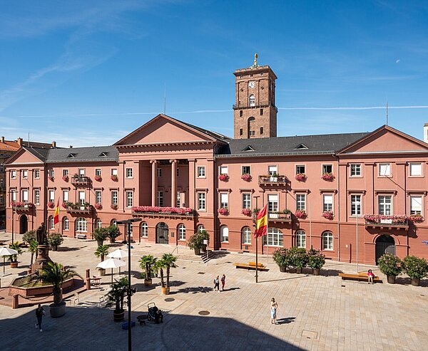Außenansicht des Rathausgebäudes am Marktplatz in Karlsruhe