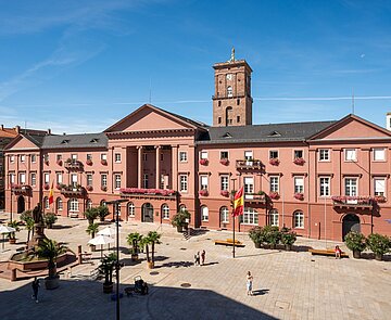 Außenansicht des Rathausgebäudes am Marktplatz in Karlsruhe