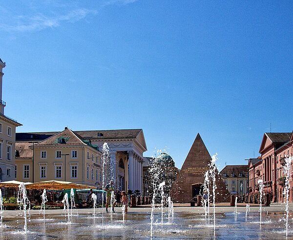 Martkplatz Karlsruhe mit Wasserspielen, Pyramiede und Rathaus