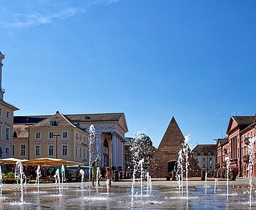 Martkplatz Karlsruhe mit Wasserspielen, Pyramiede und Rathaus