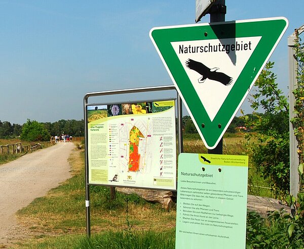 Ein Radfahrer fährt über einen Weg am Alten Flugplatz.