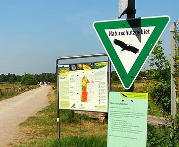 Ein Radfahrer fährt über einen Weg am Alten Flugplatz.