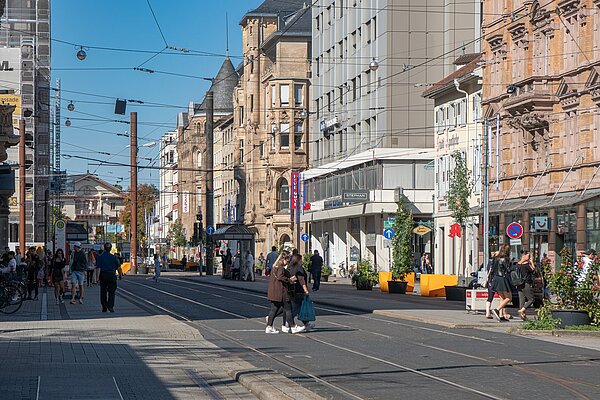 Auf dem Abschnitt zwischen Amalienstraße und Kaiserstraße wurde ein Behindertenstellplatz wieder hergestellt, sowie zwei Stellplätze für Krankentransporte.