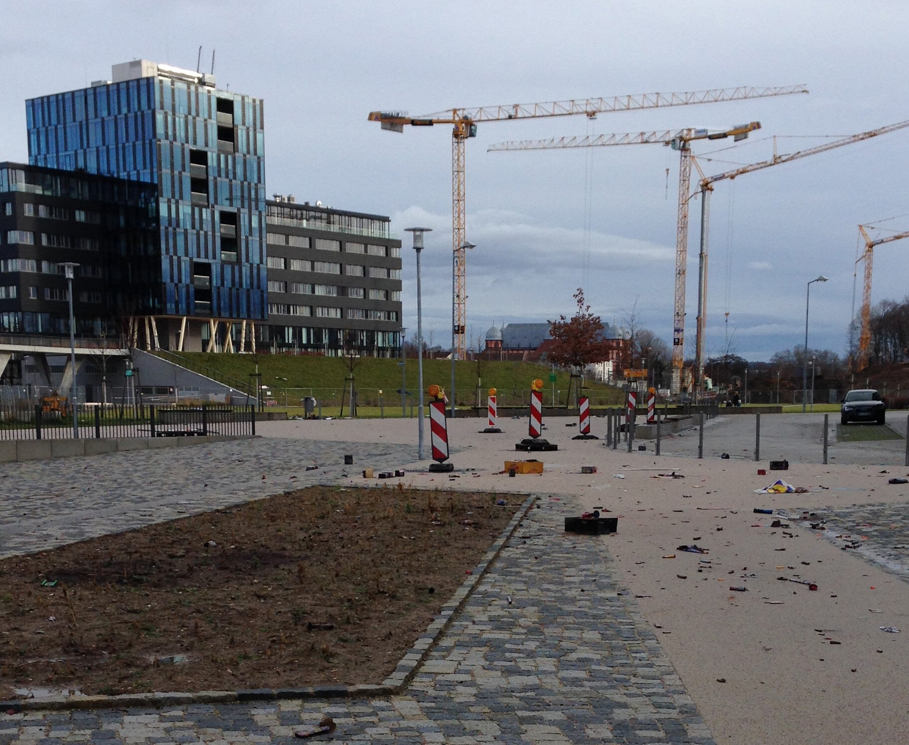 Blick auf einen Bereich des Cityparks nach der Silvesternacht. Überreste von Knallern und Raketen liegen verstreut in der Landschaft.