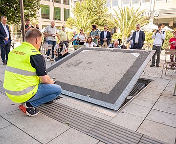 Der VBK-Brandschutzbeauftragte Frank Hornberger demonstriert das Öffnen einer Entrauchungsklappe nahe des Lammbrunnens in der Kaiserstraße.