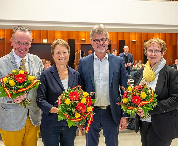 Glückwunsch von OB Mentrup (2.v.r.) an Käuflein (v.l.), Lisbach und Luczak-Schwarz.