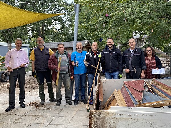 Ein Team der Daimler Truck AG errichtet ein neues Gartenhäuschen für das Kinderhaus Schlossstrahl.
