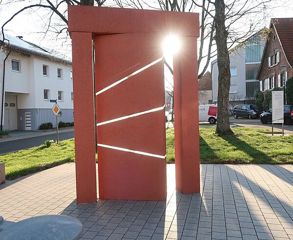 Das Waldenserdenkmal in Stupferich bei Sonnenaufgang.
