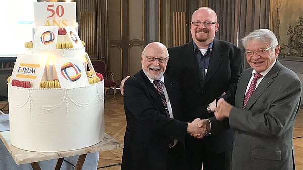 Die Vorsitzenden der Freundeskreise CAFA und DFF beim Empfang in Nancy neben einer großem Torte