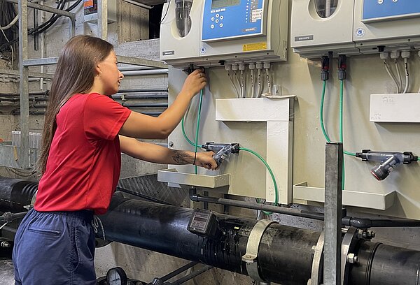 Junge Frau auf Leiter