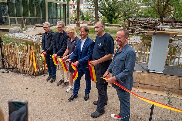 Mit einem Banddurchschnitt wurde die Fertigestellung der neuen Afrika-Savanne im Zoo gefeiert.