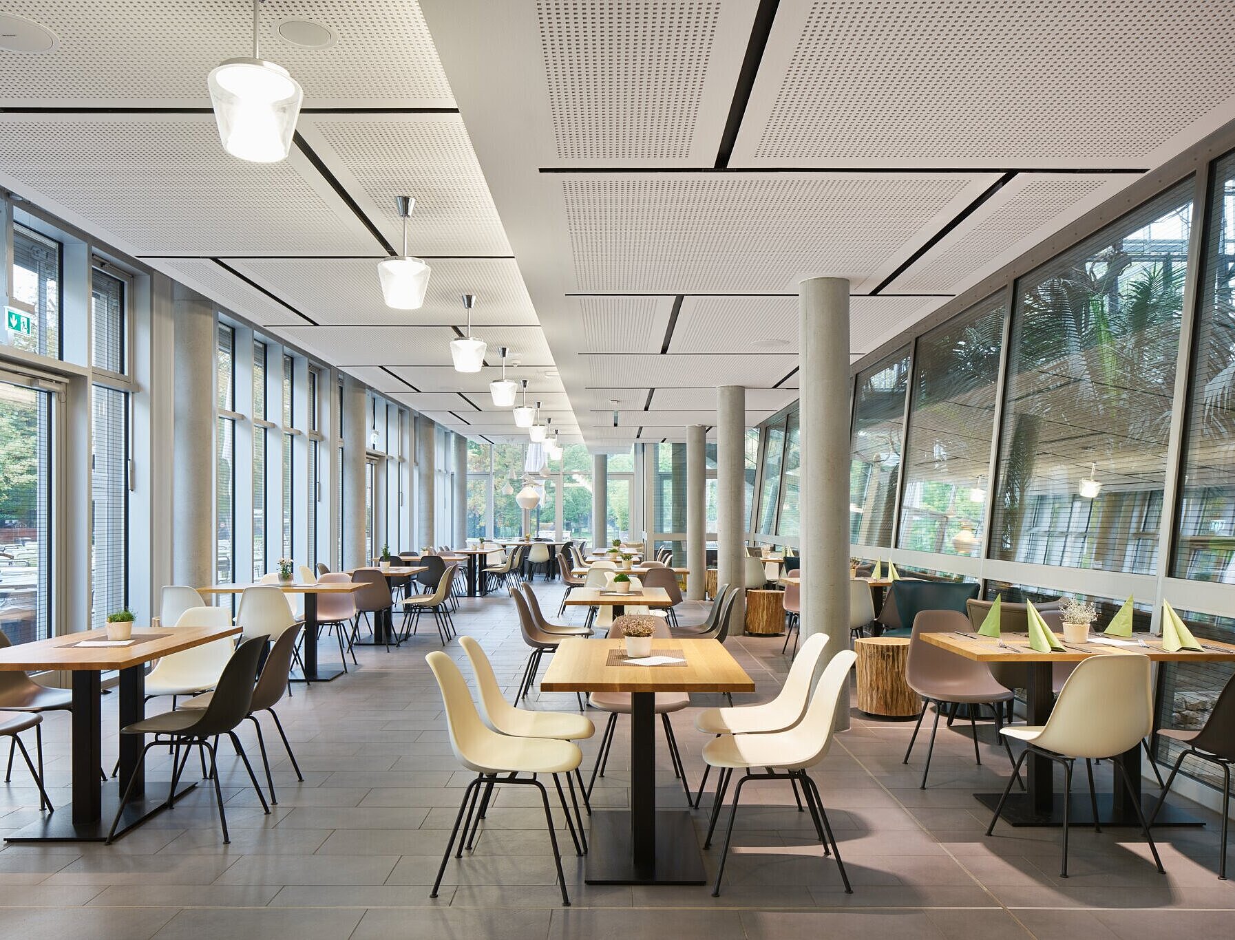 Zu sehen ist der Gastronomiebereich im Exotenhaus, ausgestattet mit Sitzgelegenheiten für die Gäste.