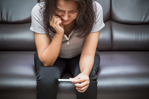 Frau ist verweifelt über Schwangerschaftstest