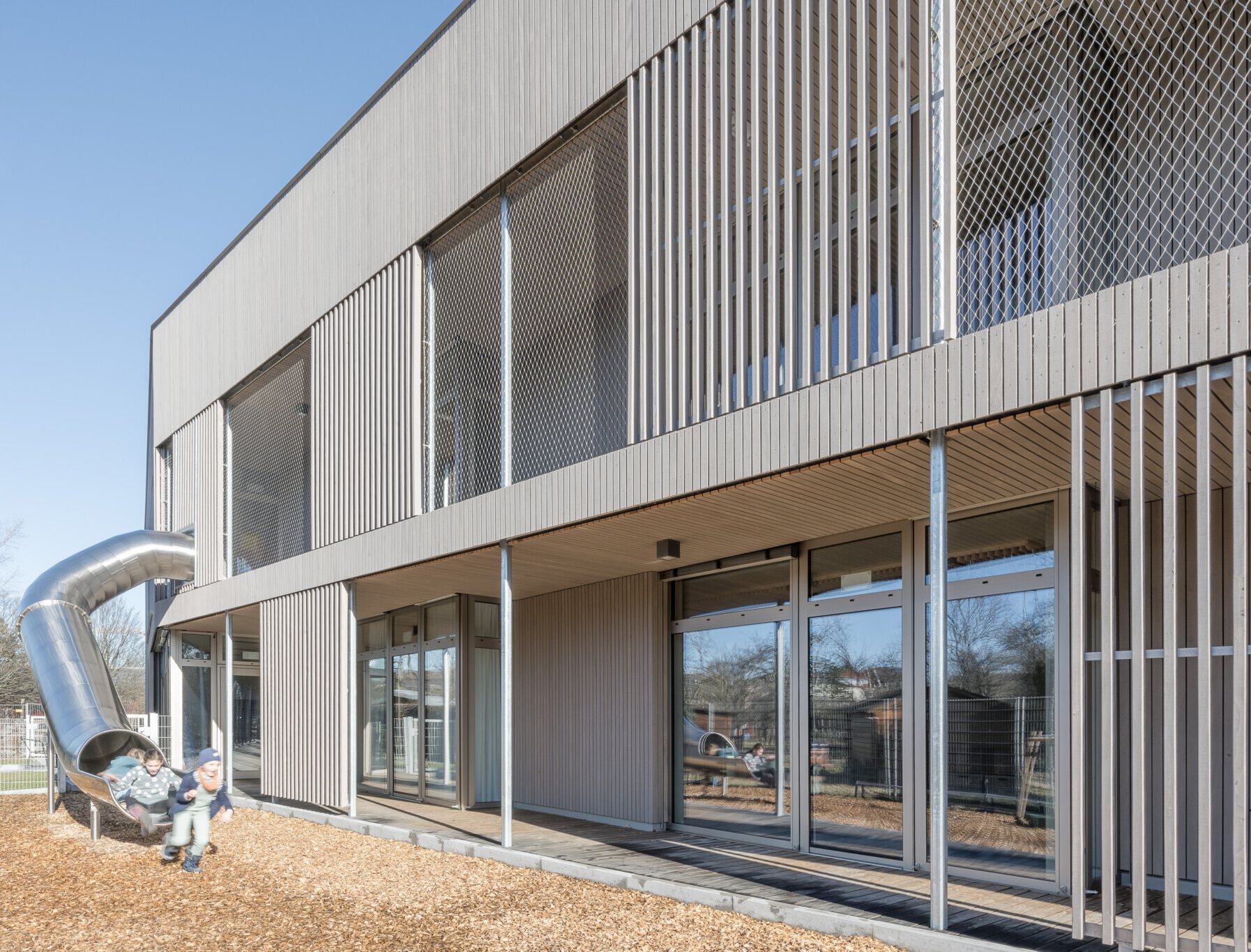 Über eine Rutsche gelangt man in den Außenbereich 