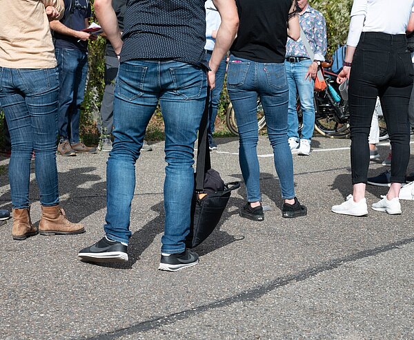 Beine einer Menschengruppe von hinten 