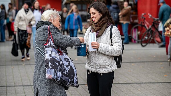 Dr. Zoe Mayer bei der Spendensammlung.
