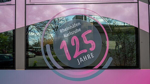 Stadtbahn mit Aufdruck zum Jubiläum  125 Jahre Rheinhäfen Karlsruhe