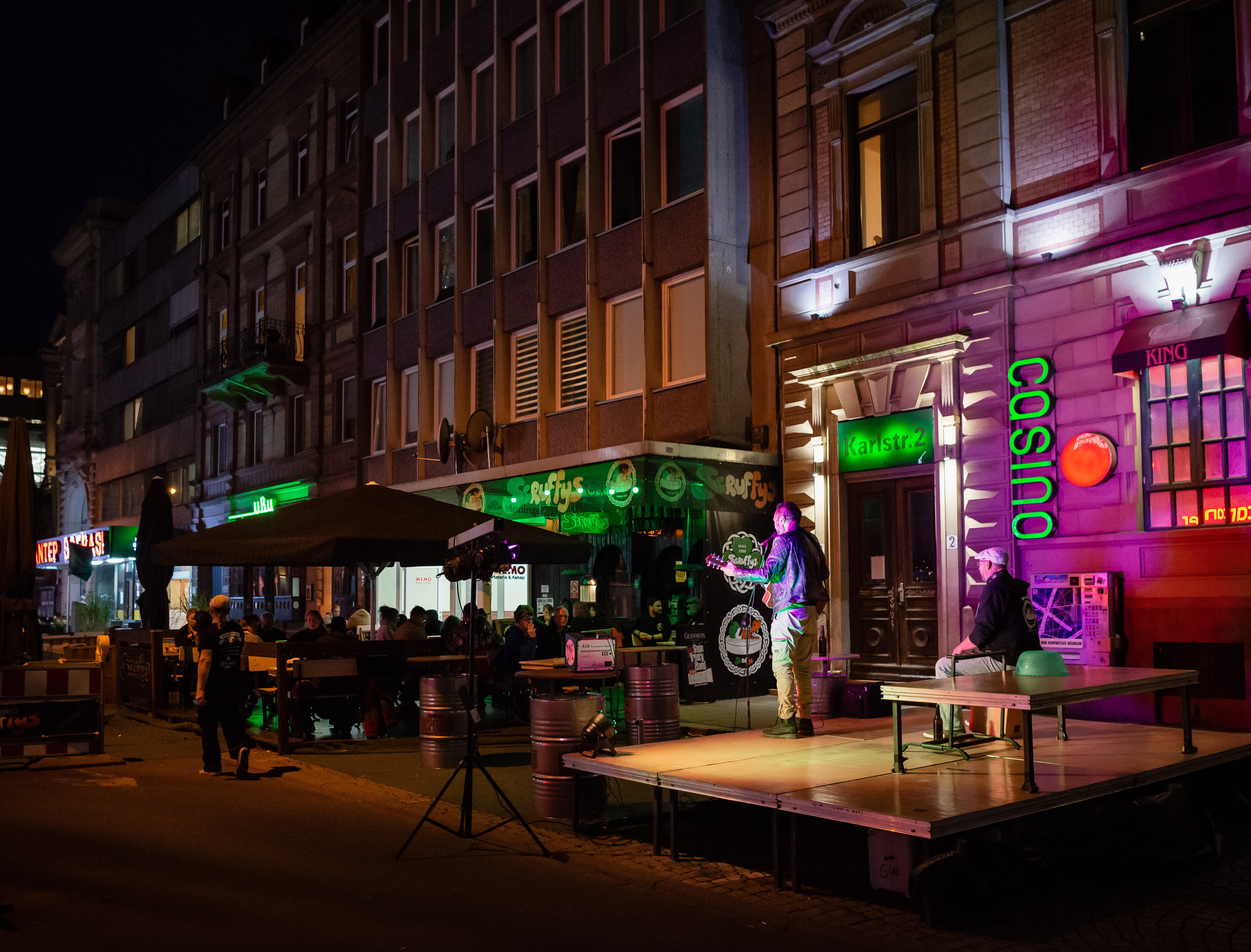 Live Musik vor Irish Pub