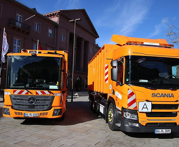 Das Team Sauberes Karlsruhe präsentiert auf dem Marktplatz seine neuen Elektrofahrzeuge.
