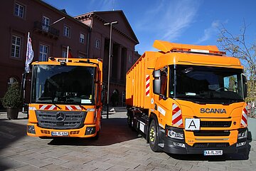 Das Team Sauberes Karlsruhe präsentiert auf dem Marktplatz seine neuen Elektrofahrzeuge.