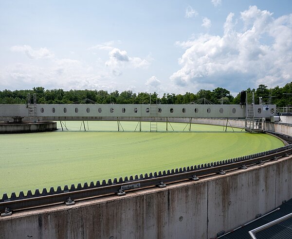 Klärbecken im Klärwerk