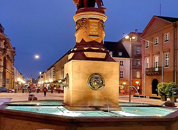 Das Bild zeigt das Großherzog-Ludwig-Denkmal auf dem Marktplatz.