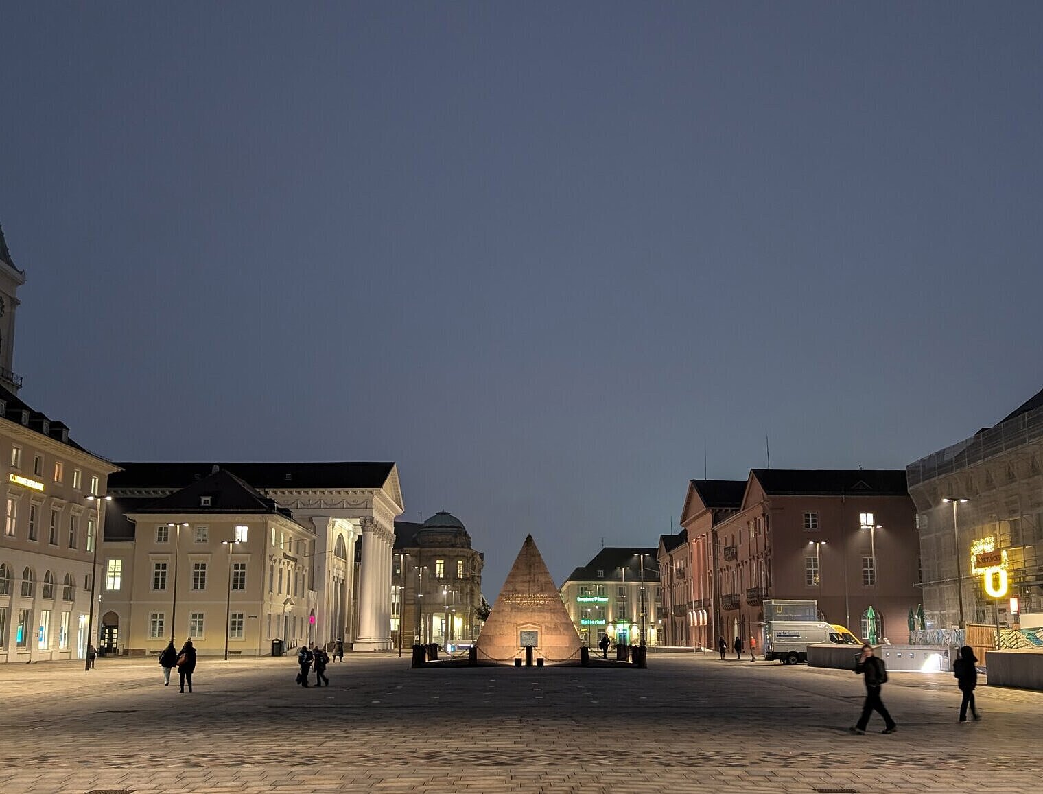 Sicht auf die Pyramide auf dem Marktplatz bei Dämmerung