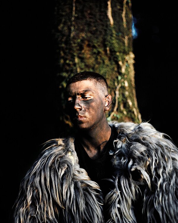 Foto aus der Serie "Contrapasso" von Massimiliano Corteselli, ausgestellt in der Städtischen Galerie Karlsruhe im Rahmen der Ausstellung "gute aussichten – junge deutsche fotografie 2023/2024" 