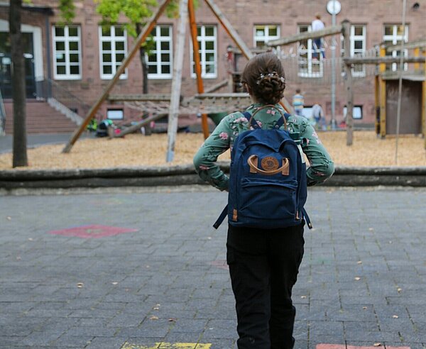 sicherer Schulweg in Coronazeiten (mit Maske)