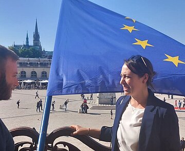 Stadträtin Sonja Döring im Gespräch mit Nancys Stadtrat Damian Richter mit Blick auf den Place Stanislas vor Unterzeichung des Vertrags von Nancy