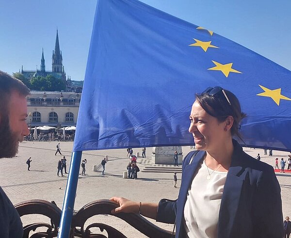 Stadträtin Sonja Döring im Gespräch mit Nancys Stadtrat Damian Richter mit Blick auf den Place Stanislas vor Unterzeichung des Vertrags von Nancy