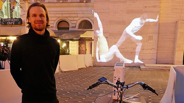 Jonas Denzel zeigte mit dem Beambike seine Videoproduktion "Ballet of the cities" an der Oper von Temeswar