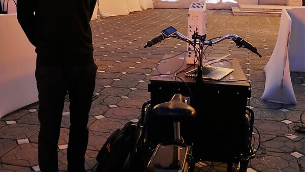 Jonas Denzel zeigte mit dem Beambike seine Videoproduktion "Ballet of the cities" an der Oper von Temeswar