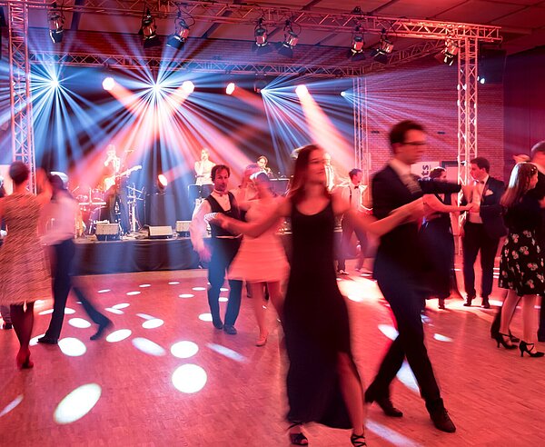 Mit einem Gala-Abendessen, Tanzflächen, Variété-Acts, und vielem mehr vereint DER BALL im Kongresszentrum Karlsruhe Klassik und Zeitgeist.