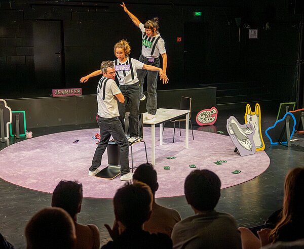 Gegen die Norm: Jennifer, dargestellt von Nico Herzig, Sophie von Grudzinski und Jeanne Marie Bertram (v.l.), ist nicht mehr Leo.