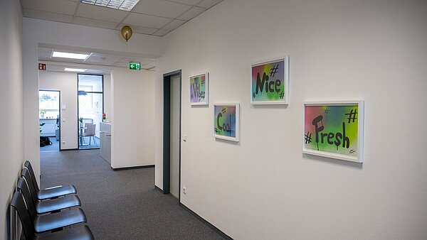 Die Bilder an den Wänden sind Kunstwerke der Kinder des Schülerhorts in der Albert-Braun-Straße – dem ehemaligen Nachbarn der ASD-Bezirksgruppe.